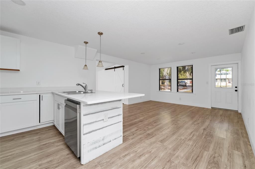 Activo con contrato: $375,000 (3 camas, 2 baños, 1832 Pies cuadrados)