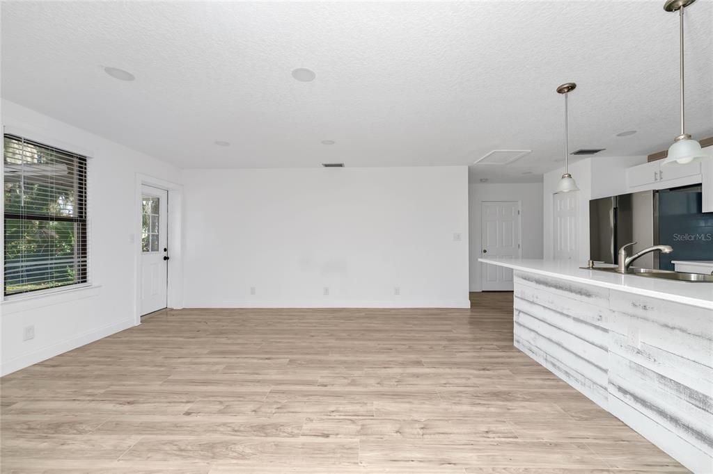 Activo con contrato: $375,000 (3 camas, 2 baños, 1832 Pies cuadrados)
