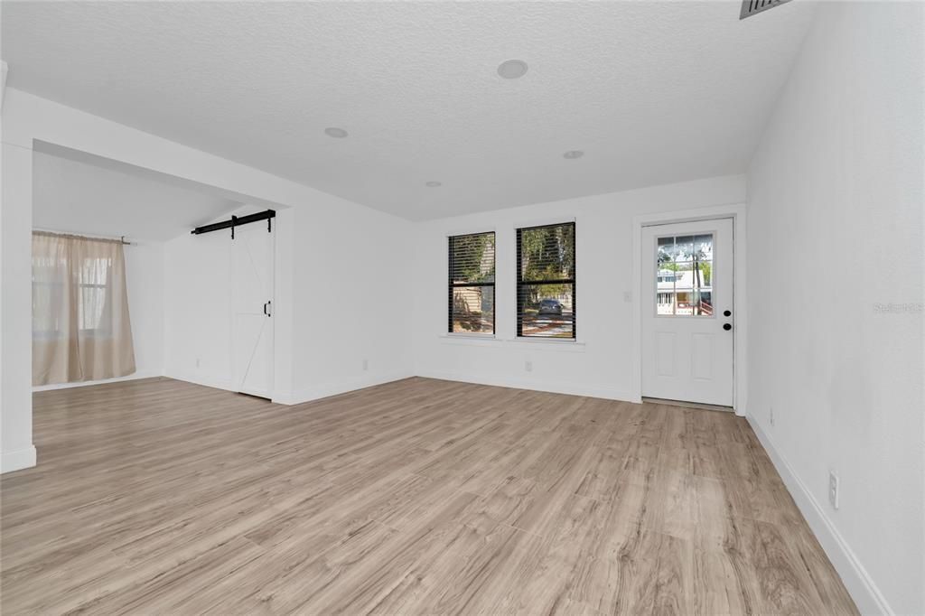 Activo con contrato: $375,000 (3 camas, 2 baños, 1832 Pies cuadrados)