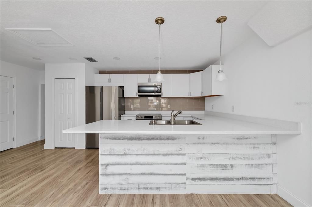 Activo con contrato: $375,000 (3 camas, 2 baños, 1832 Pies cuadrados)