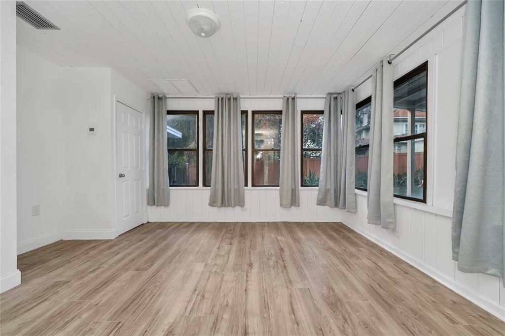 Activo con contrato: $375,000 (3 camas, 2 baños, 1832 Pies cuadrados)