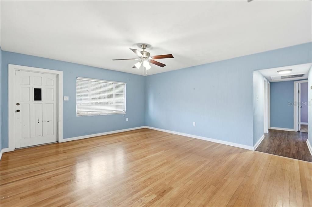 Activo con contrato: $240,000 (3 camas, 2 baños, 1738 Pies cuadrados)