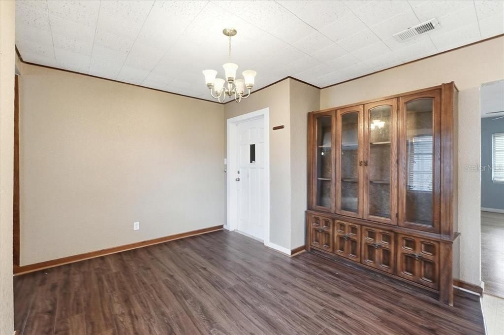 Activo con contrato: $240,000 (3 camas, 2 baños, 1738 Pies cuadrados)