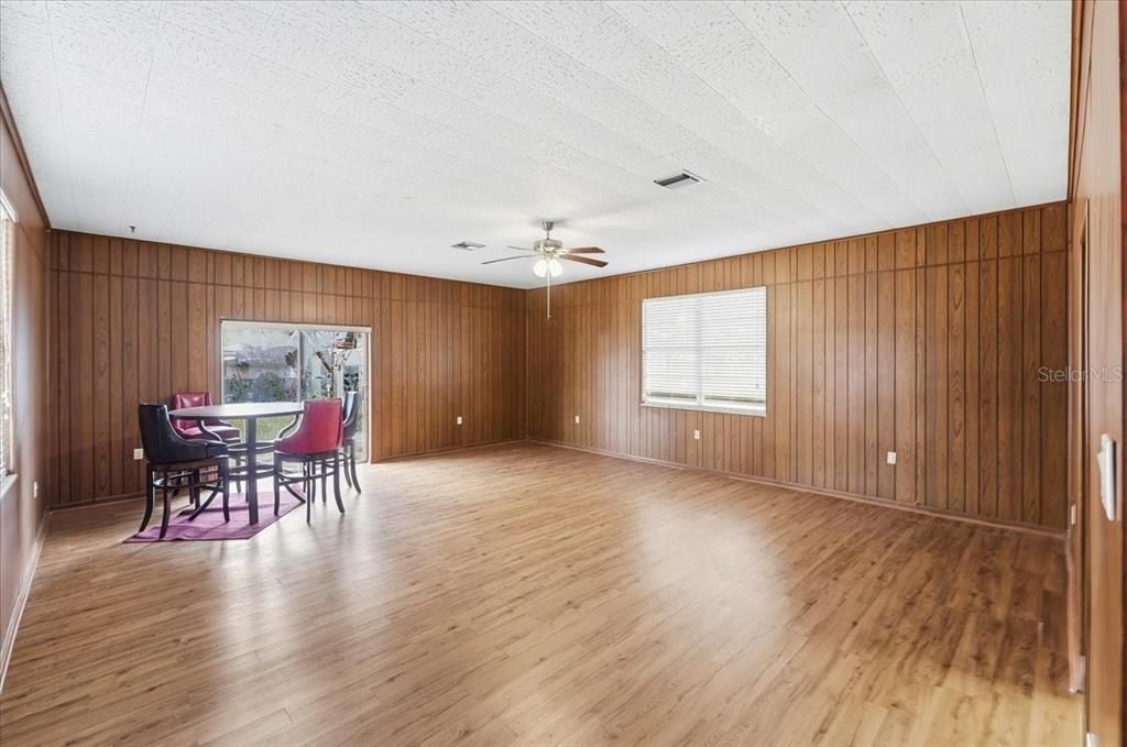 Activo con contrato: $240,000 (3 camas, 2 baños, 1738 Pies cuadrados)