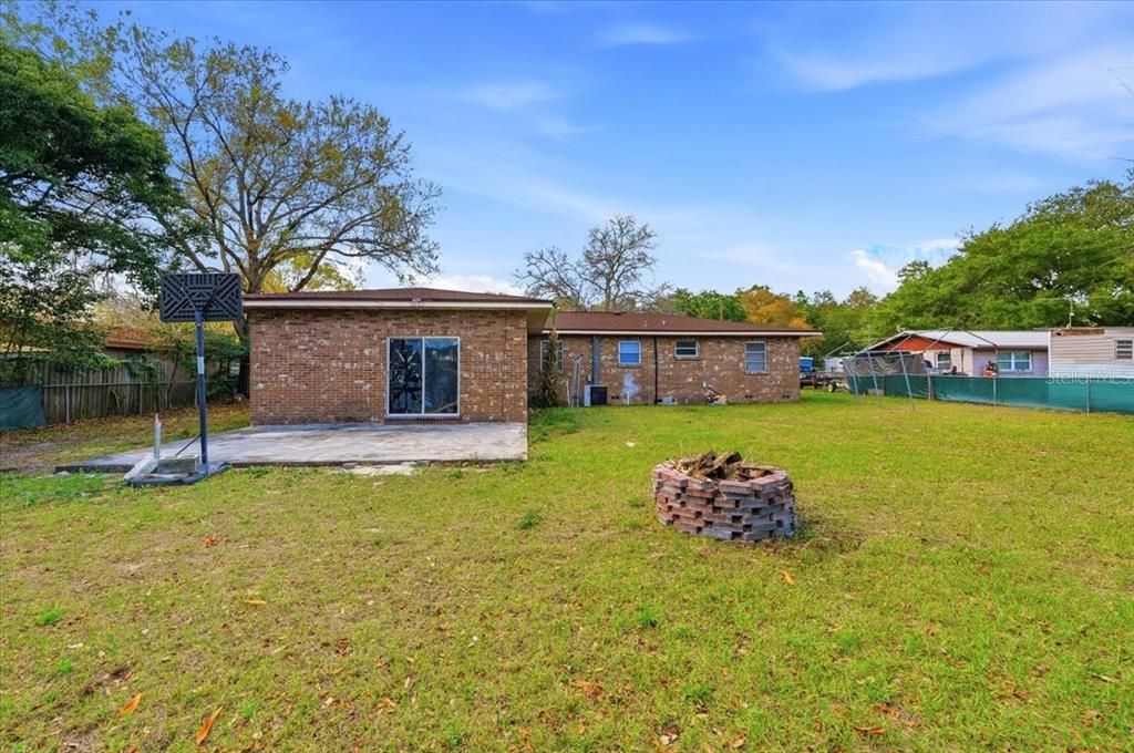 Activo con contrato: $240,000 (3 camas, 2 baños, 1738 Pies cuadrados)