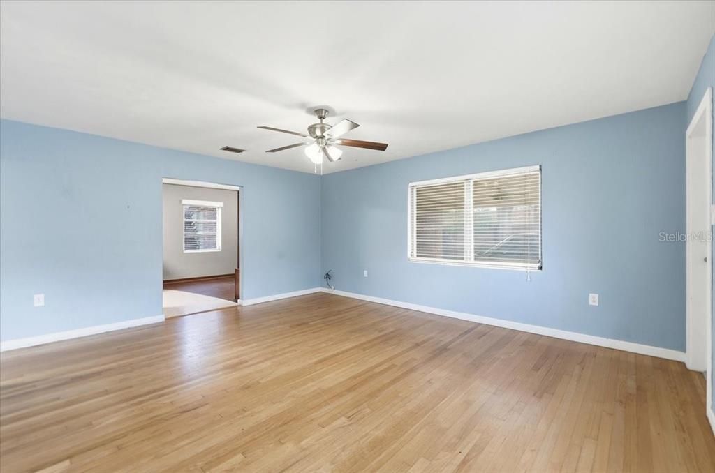 Activo con contrato: $240,000 (3 camas, 2 baños, 1738 Pies cuadrados)