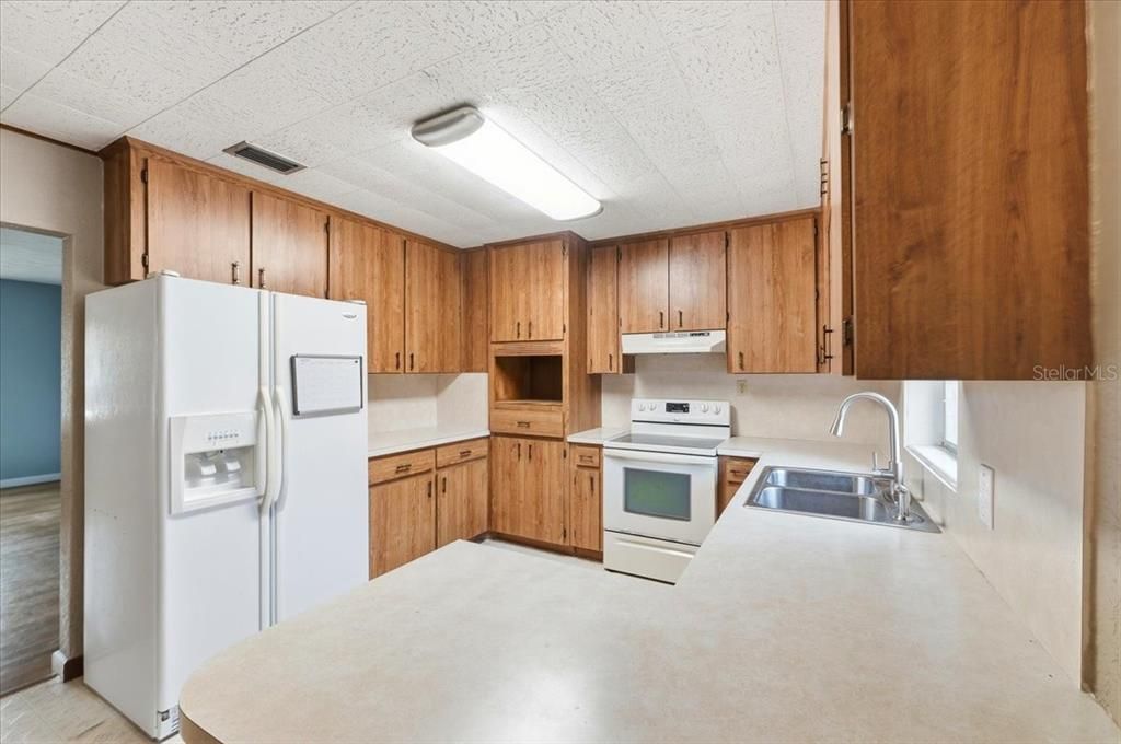 Activo con contrato: $240,000 (3 camas, 2 baños, 1738 Pies cuadrados)
