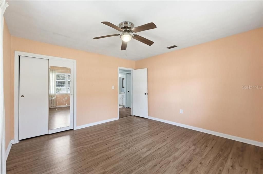 Activo con contrato: $240,000 (3 camas, 2 baños, 1738 Pies cuadrados)