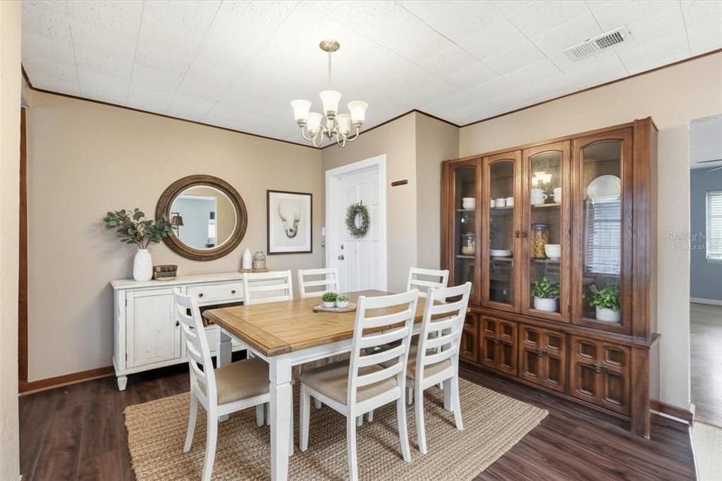 Activo con contrato: $240,000 (3 camas, 2 baños, 1738 Pies cuadrados)
