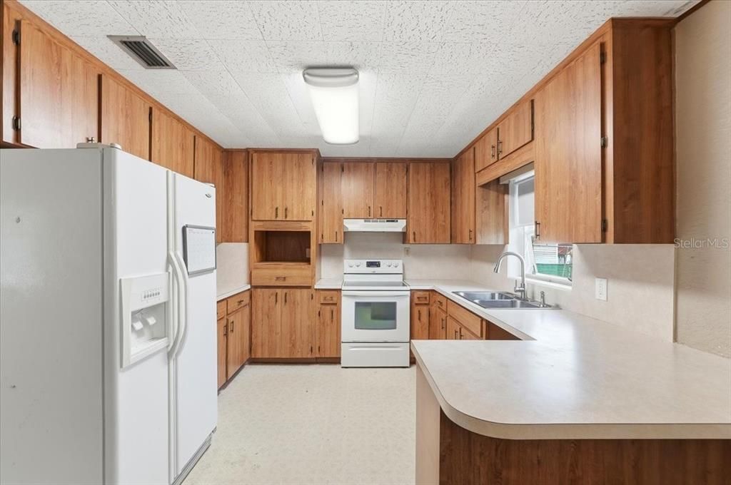 Activo con contrato: $240,000 (3 camas, 2 baños, 1738 Pies cuadrados)