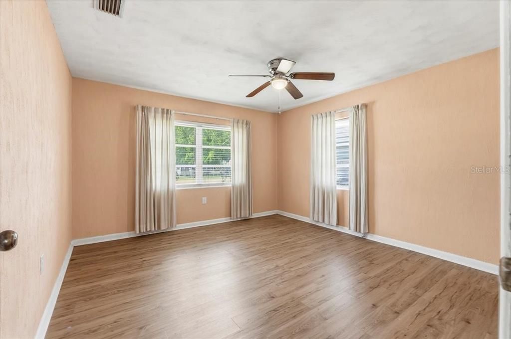 Activo con contrato: $240,000 (3 camas, 2 baños, 1738 Pies cuadrados)