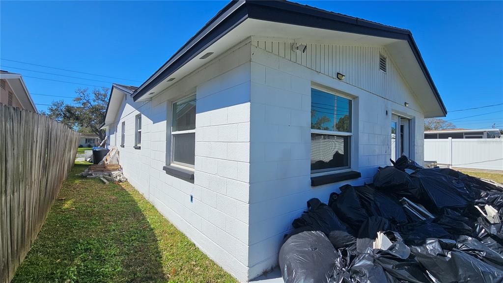Active With Contract: $269,000 (3 beds, 2 baths, 1521 Square Feet)
