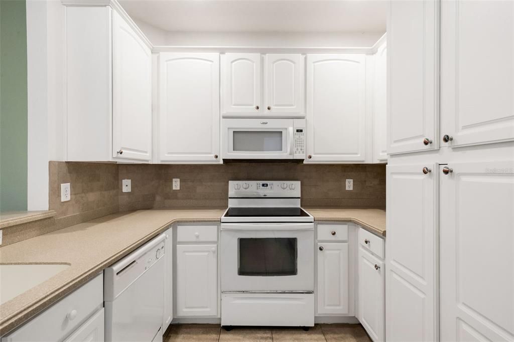 Activo con contrato: $230,000 (3 camas, 2 baños, 1146 Pies cuadrados)