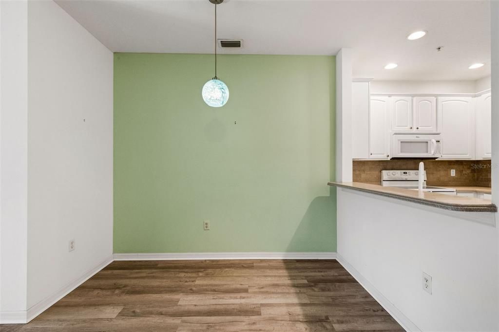 Activo con contrato: $230,000 (3 camas, 2 baños, 1146 Pies cuadrados)