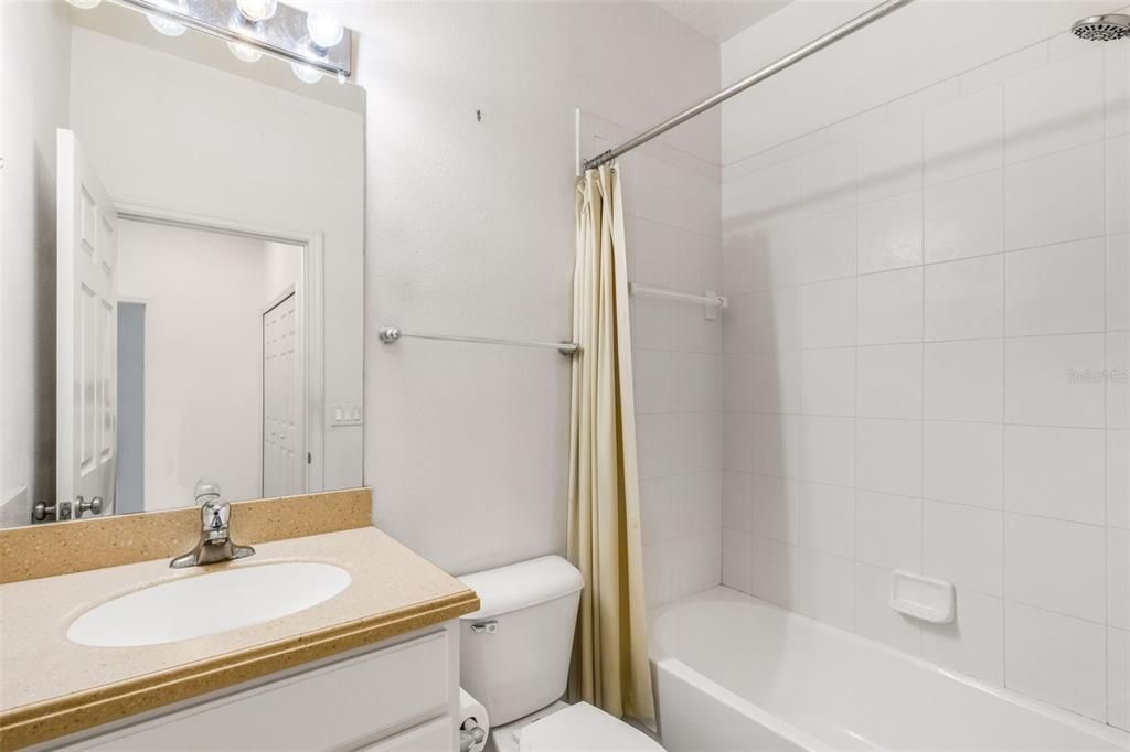 Activo con contrato: $230,000 (3 camas, 2 baños, 1146 Pies cuadrados)