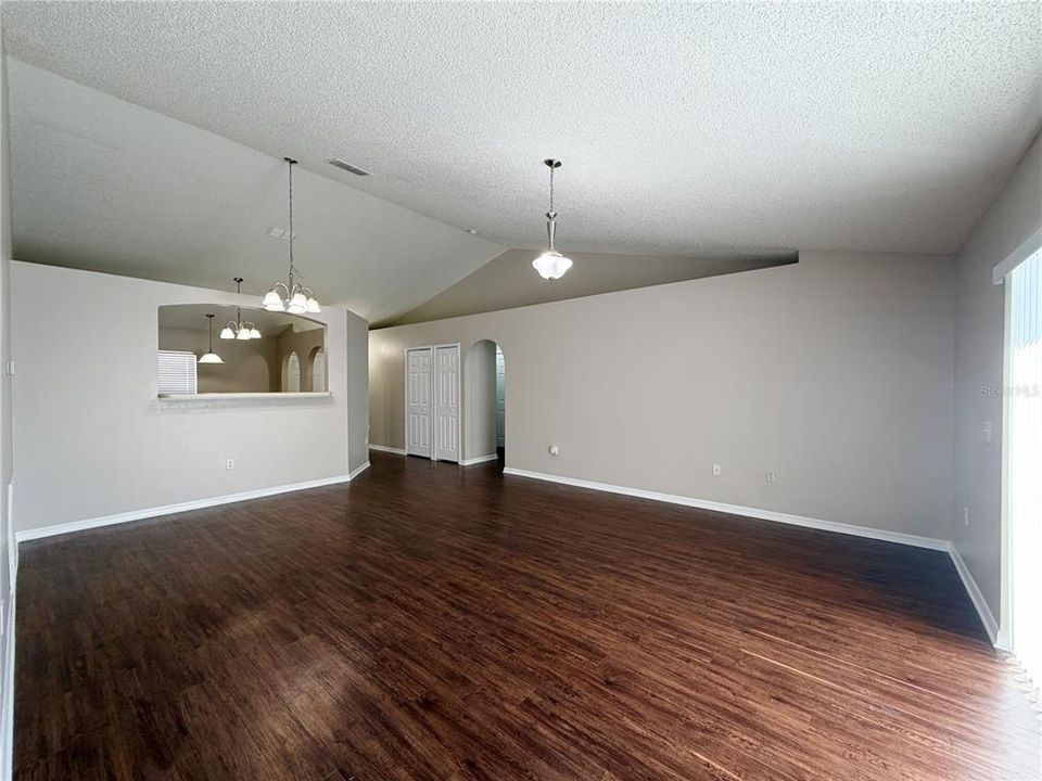 Activo con contrato: $244,000 (3 camas, 2 baños, 1368 Pies cuadrados)