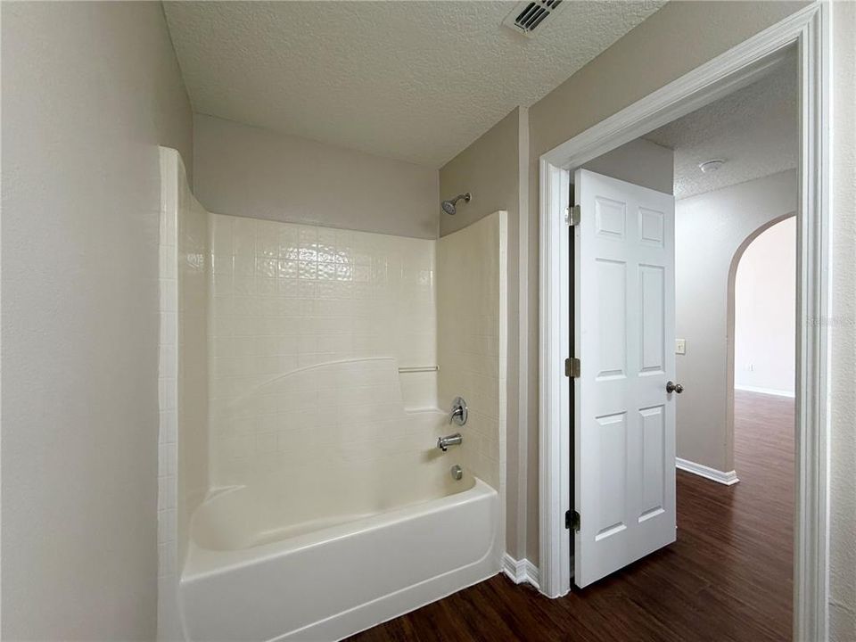 Activo con contrato: $244,000 (3 camas, 2 baños, 1368 Pies cuadrados)