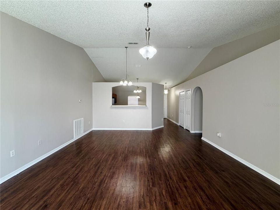 Activo con contrato: $244,000 (3 camas, 2 baños, 1368 Pies cuadrados)