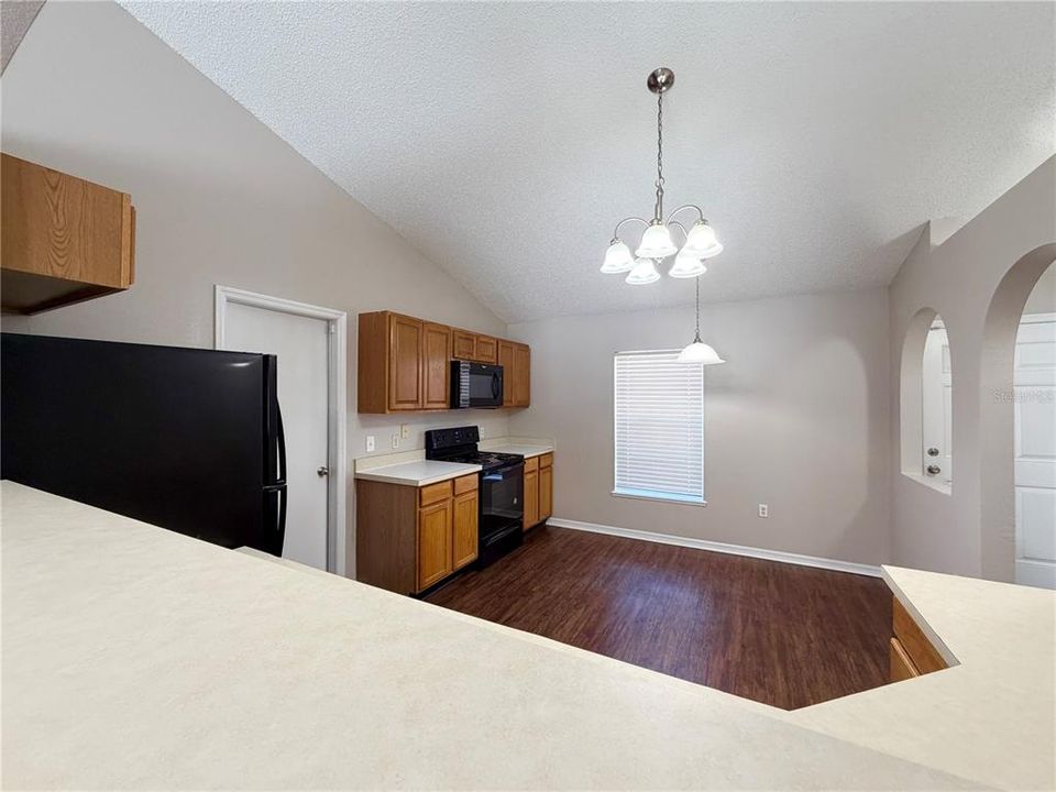 Activo con contrato: $244,000 (3 camas, 2 baños, 1368 Pies cuadrados)