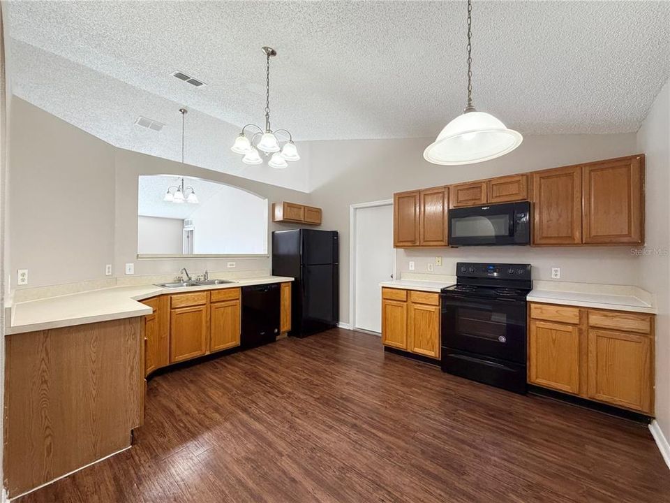 Activo con contrato: $244,000 (3 camas, 2 baños, 1368 Pies cuadrados)