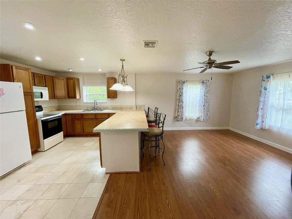 Activo con contrato: $215,000 (1 camas, 1 baños, 750 Pies cuadrados)