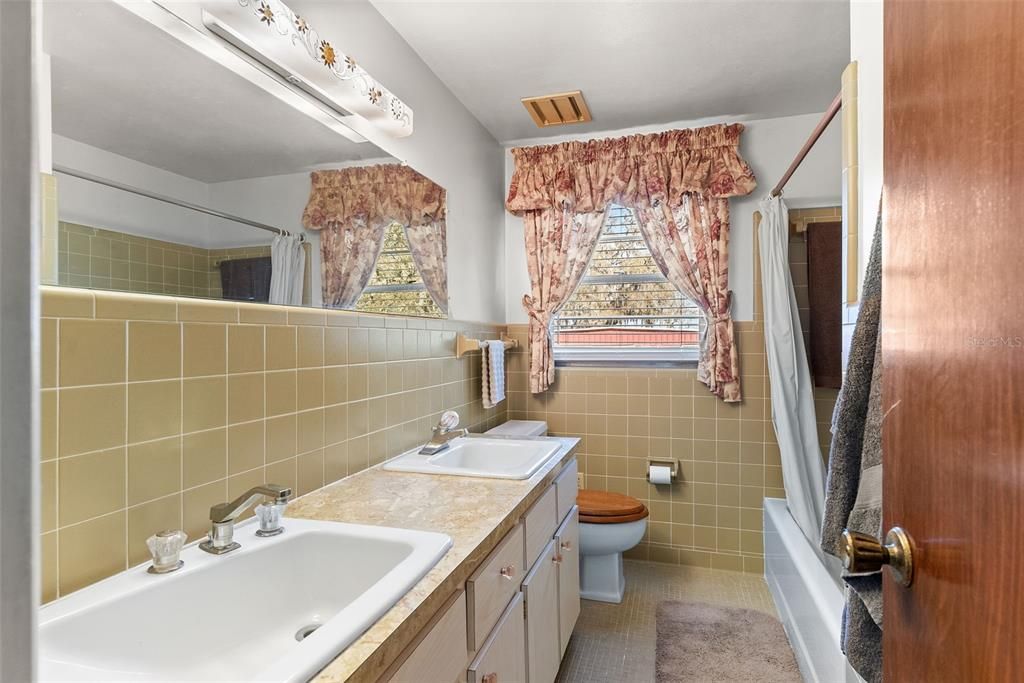 For Sale: $1,350,000 (5 beds, 4 baths, 3602 Square Feet)