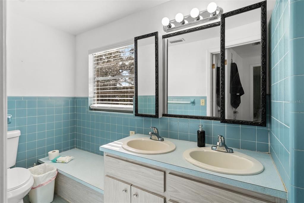 For Sale: $1,350,000 (5 beds, 4 baths, 3602 Square Feet)