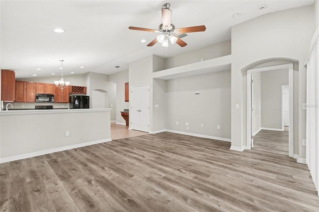 En Venta: $399,900 (4 camas, 2 baños, 2206 Pies cuadrados)