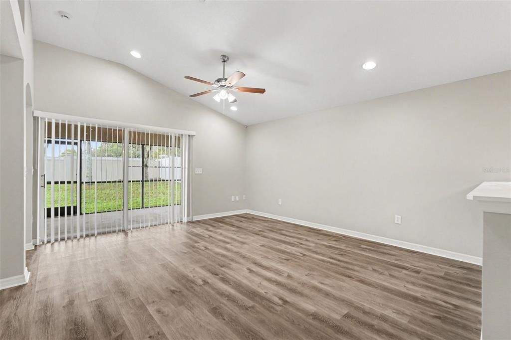 En Venta: $399,900 (4 camas, 2 baños, 2206 Pies cuadrados)