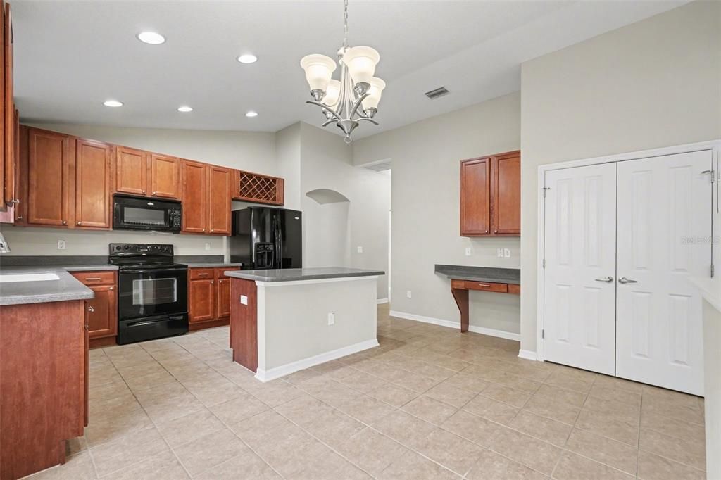 En Venta: $399,900 (4 camas, 2 baños, 2206 Pies cuadrados)