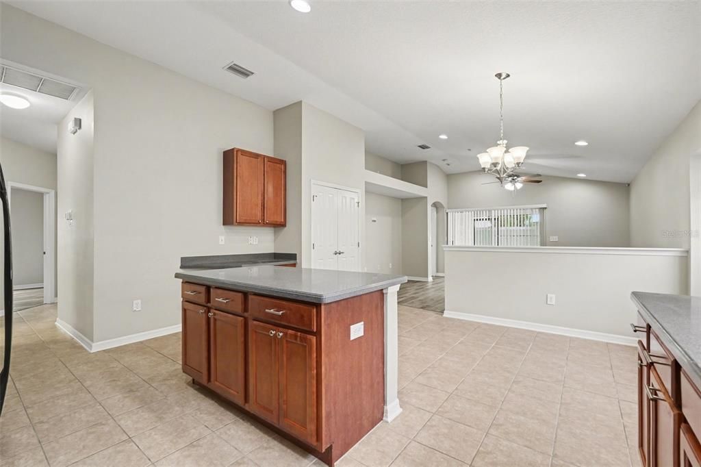 En Venta: $399,900 (4 camas, 2 baños, 2206 Pies cuadrados)