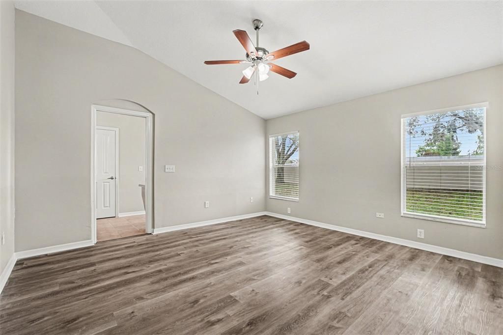 En Venta: $399,900 (4 camas, 2 baños, 2206 Pies cuadrados)