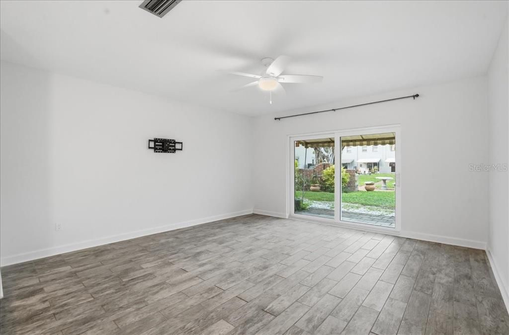 Activo con contrato: $195,000 (2 camas, 1 baños, 1047 Pies cuadrados)