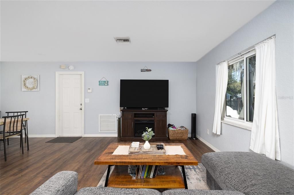For Sale: $312,500 (3 beds, 2 baths, 1277 Square Feet)