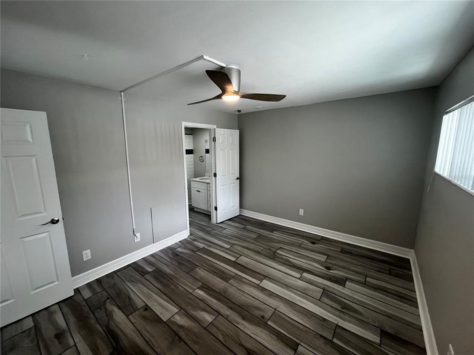 For Sale: $299,900 (1 beds, 1 baths, 562 Square Feet)