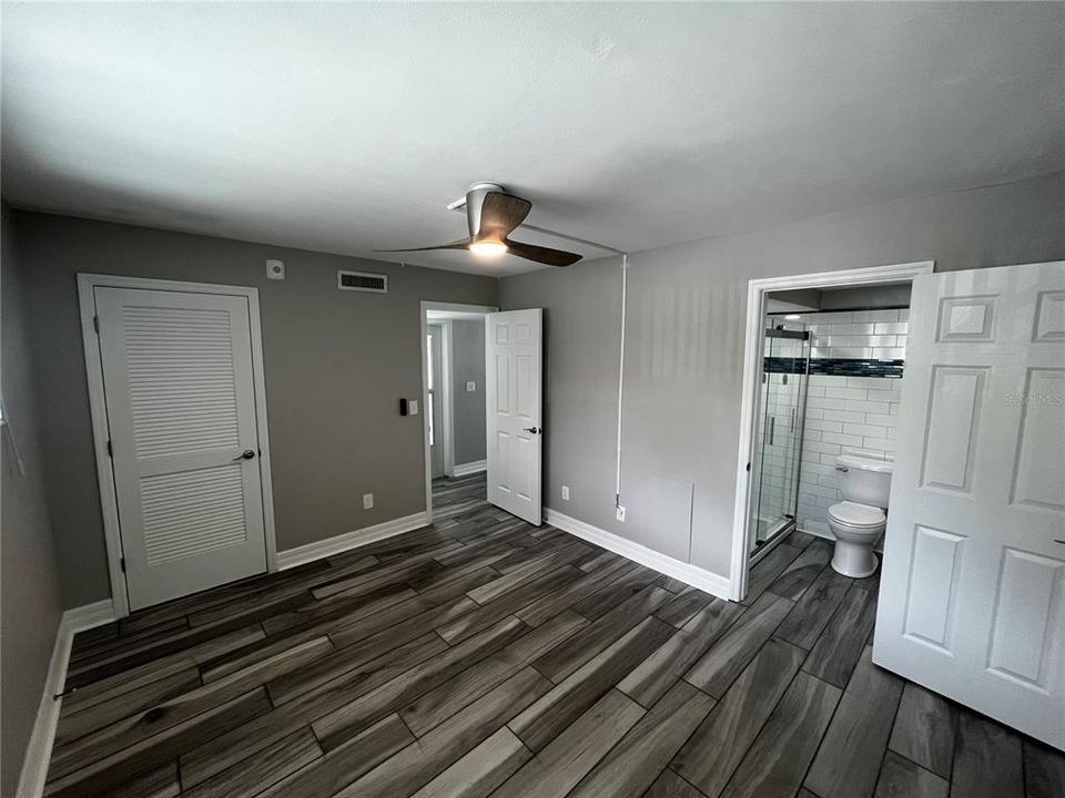 For Sale: $299,900 (1 beds, 1 baths, 562 Square Feet)