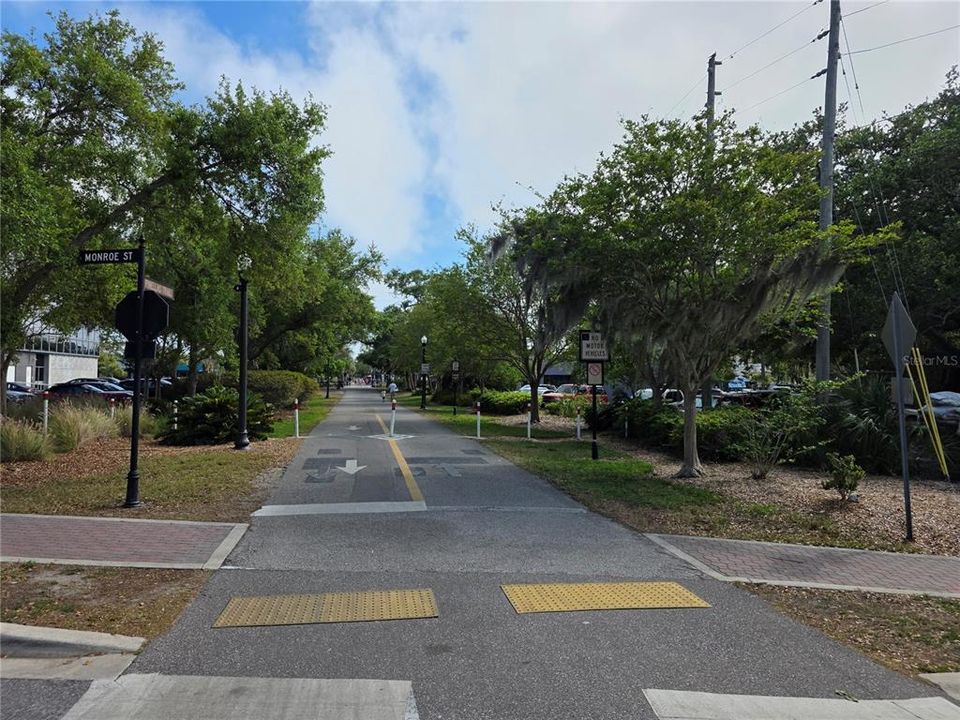 For Sale: $299,900 (1 beds, 1 baths, 562 Square Feet)