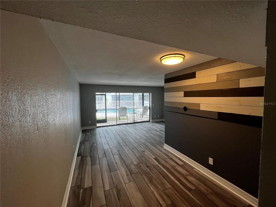 For Sale: $299,900 (1 beds, 1 baths, 562 Square Feet)