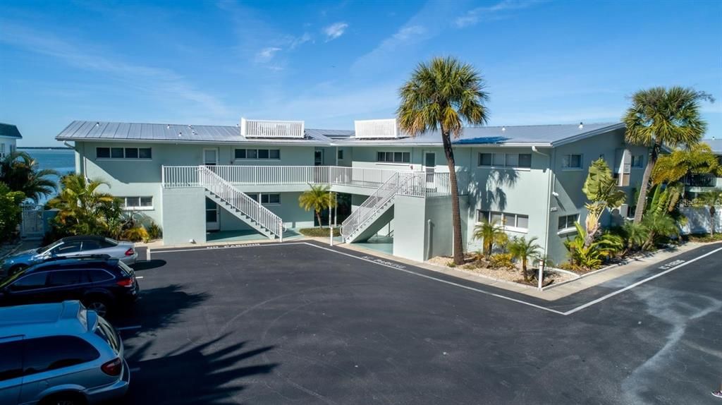 For Sale: $299,900 (1 beds, 1 baths, 562 Square Feet)