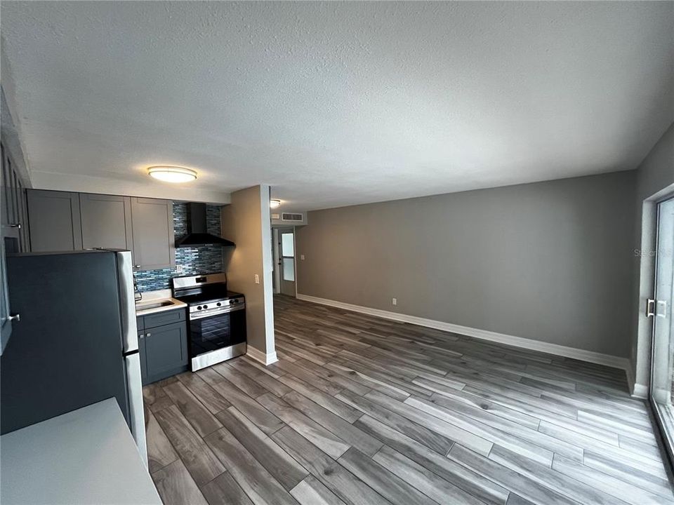 For Sale: $299,900 (1 beds, 1 baths, 562 Square Feet)