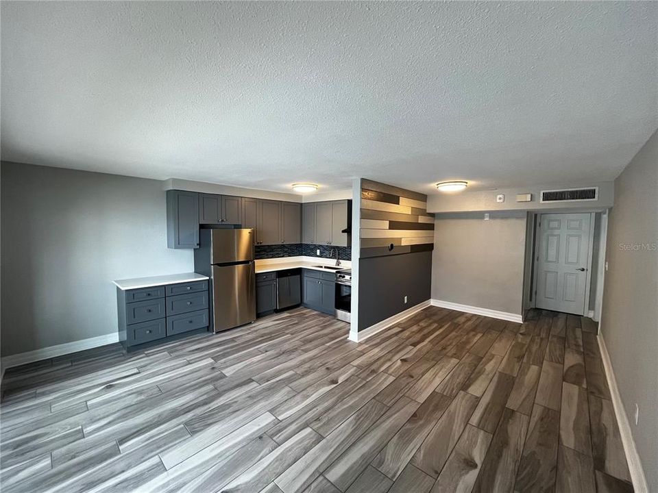 For Sale: $299,900 (1 beds, 1 baths, 562 Square Feet)