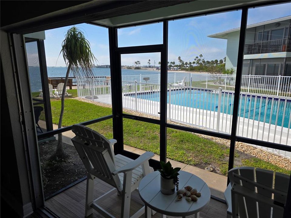 For Sale: $299,900 (1 beds, 1 baths, 562 Square Feet)