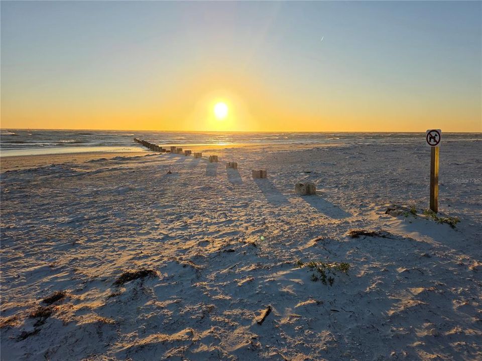 For Sale: $299,900 (1 beds, 1 baths, 562 Square Feet)