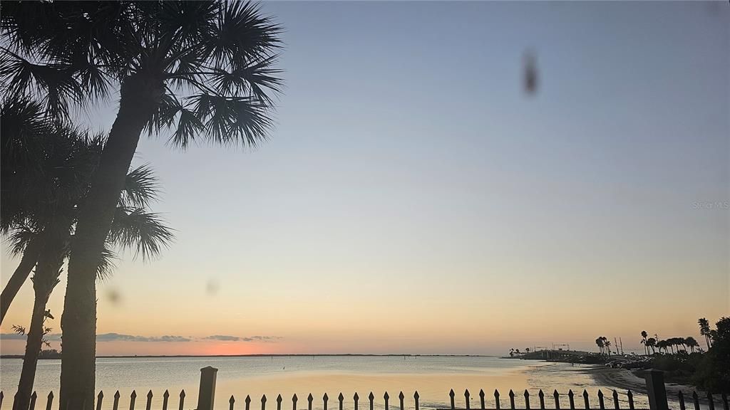 For Sale: $299,900 (1 beds, 1 baths, 562 Square Feet)