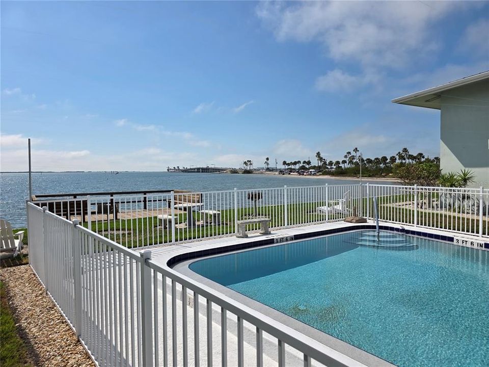 For Sale: $299,900 (1 beds, 1 baths, 562 Square Feet)