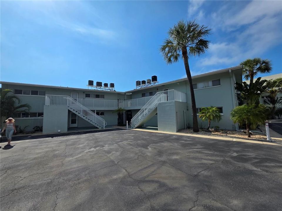 For Sale: $299,900 (1 beds, 1 baths, 562 Square Feet)