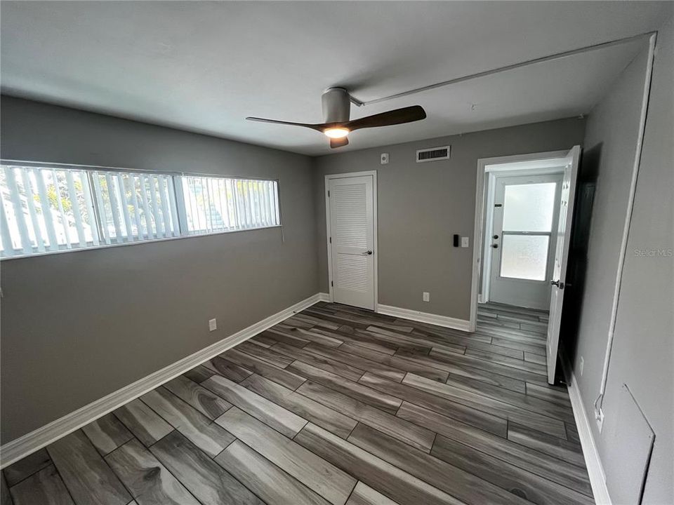 For Sale: $299,900 (1 beds, 1 baths, 562 Square Feet)