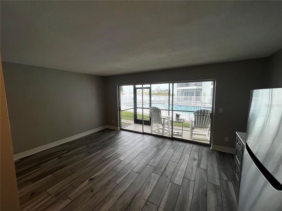 For Sale: $299,900 (1 beds, 1 baths, 562 Square Feet)