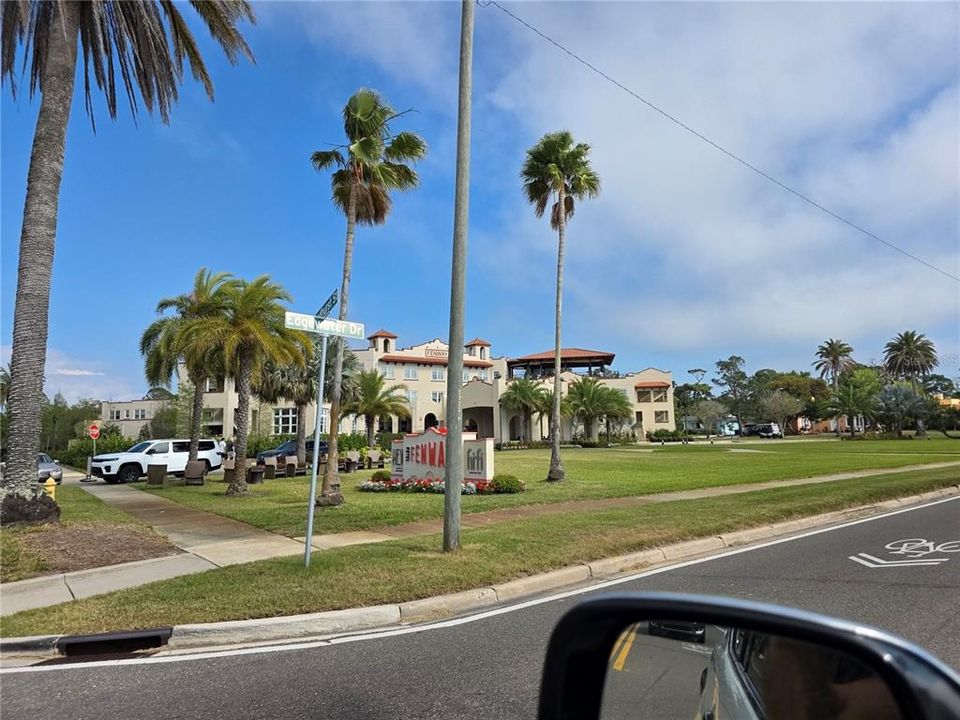 For Sale: $299,900 (1 beds, 1 baths, 562 Square Feet)