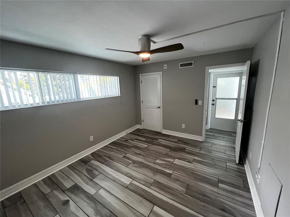 For Sale: $299,900 (1 beds, 1 baths, 562 Square Feet)